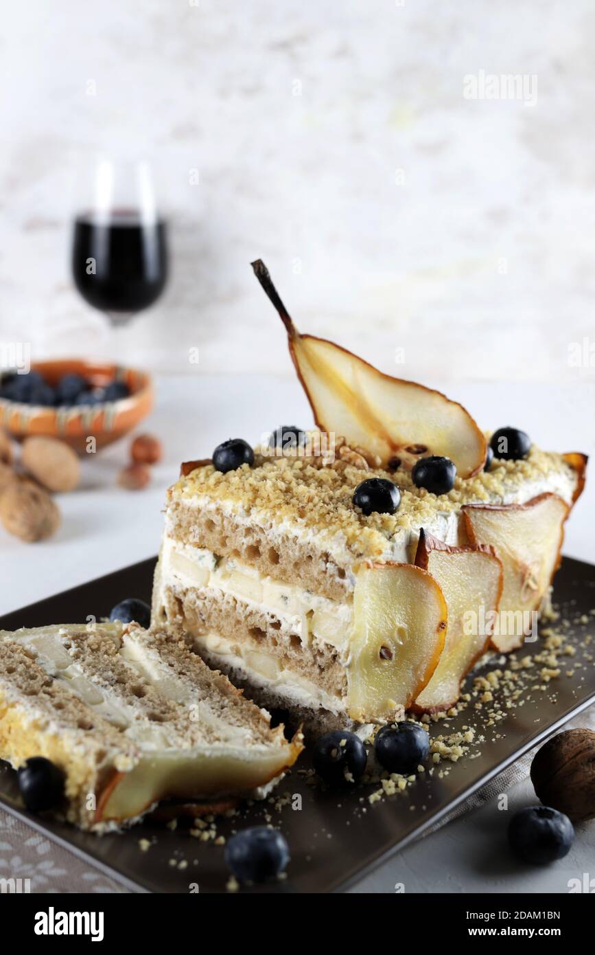 Sandwich Gorgonzola con pere, noci e mirtilli. Cucina fatta in casa. Foto Stock