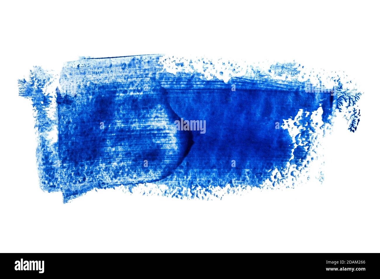 Primo piano del tratto di pennello blu brillante isolato su sfondo bianco. Illustrazione raster astratta disegnata a mano Foto Stock