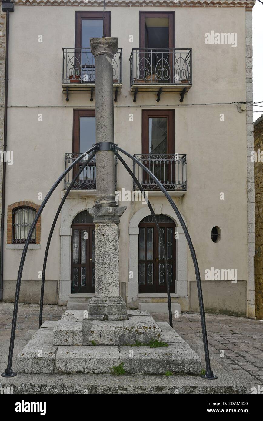 Una stradina tra le antiche case di Ferrazzano, borgo medievale del Molise. Foto Stock