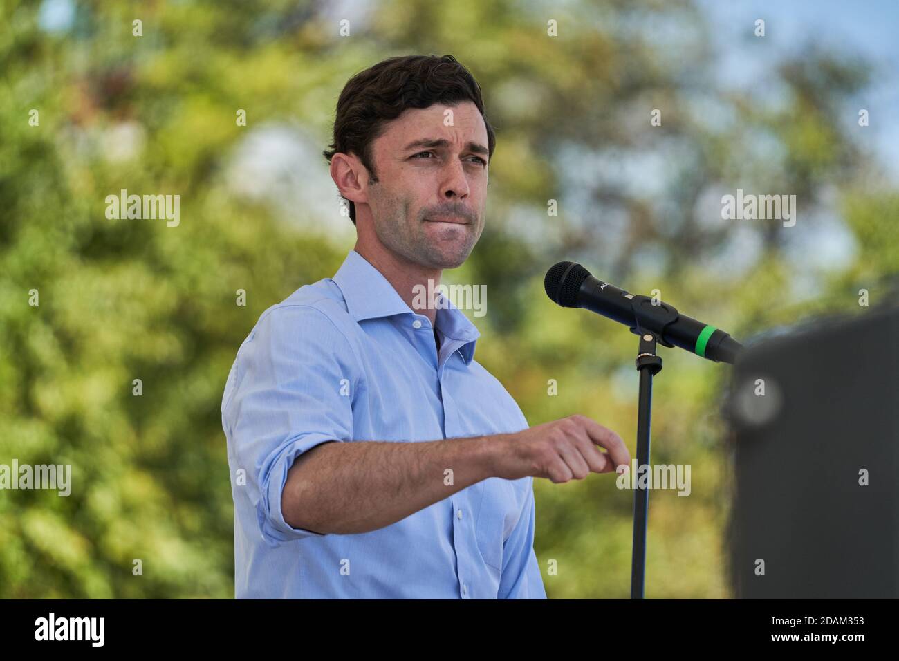Augusta, Stati Uniti. 13 Nov 2020. Il candidato al Senato Jon Ossoff si rivolge a un raduno di drive-in per ottenere il sostegno alle sue elezioni di run-off contro David Perdue il 13 novembre 2020 ad Augusta, Georgia. Credit: Sanjeev Singhal/The News Access Credit: The Photo Access/Alamy Live News Foto Stock