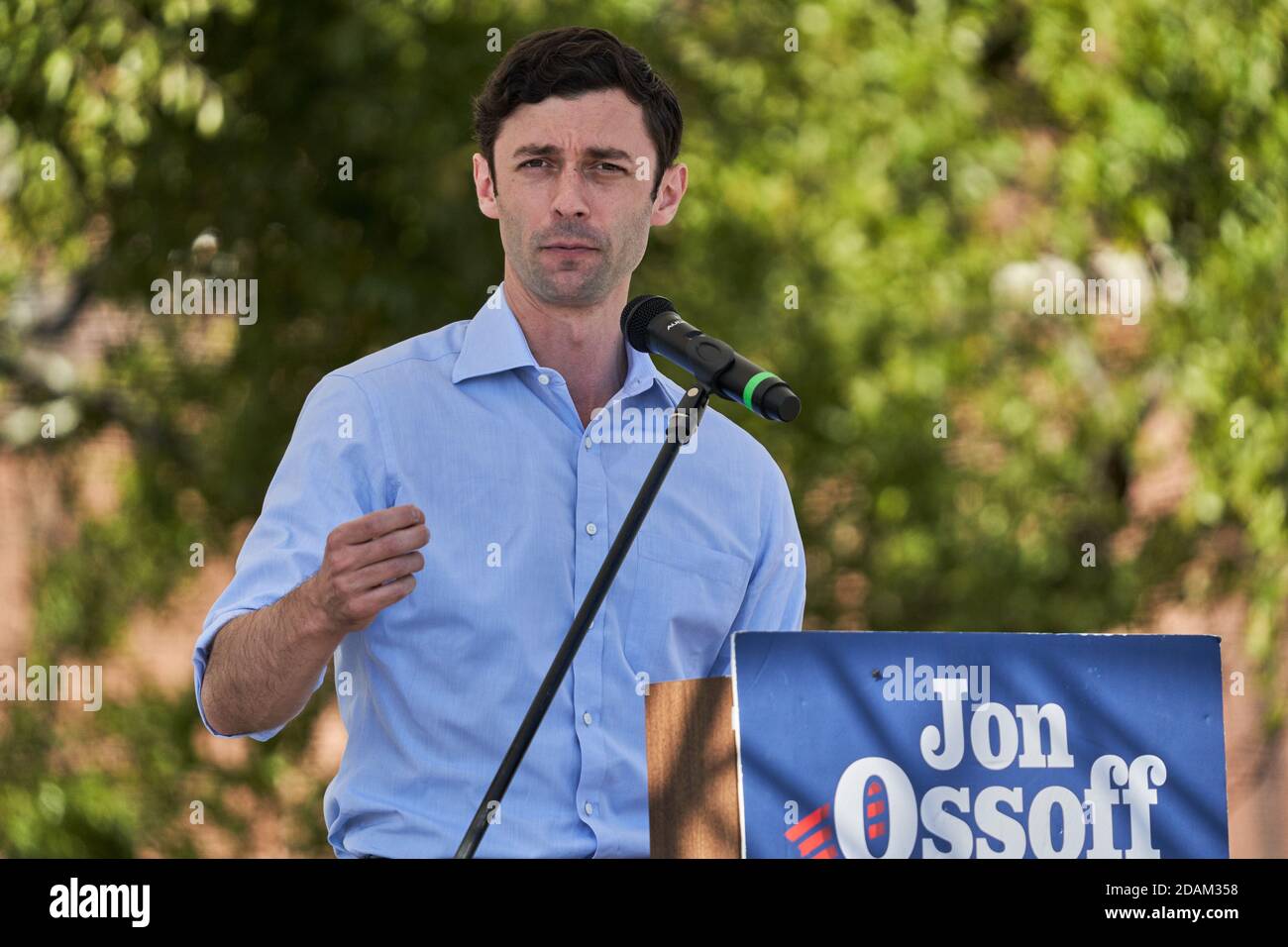 Augusta, Stati Uniti. 13 Nov 2020. Il candidato al Senato Jon Ossoff si rivolge a un raduno di drive-in per ottenere il sostegno alle sue elezioni di run-off contro David Perdue il 13 novembre 2020 ad Augusta, Georgia. Credit: Sanjeev Singhal/The News Access Credit: The Photo Access/Alamy Live News Foto Stock
