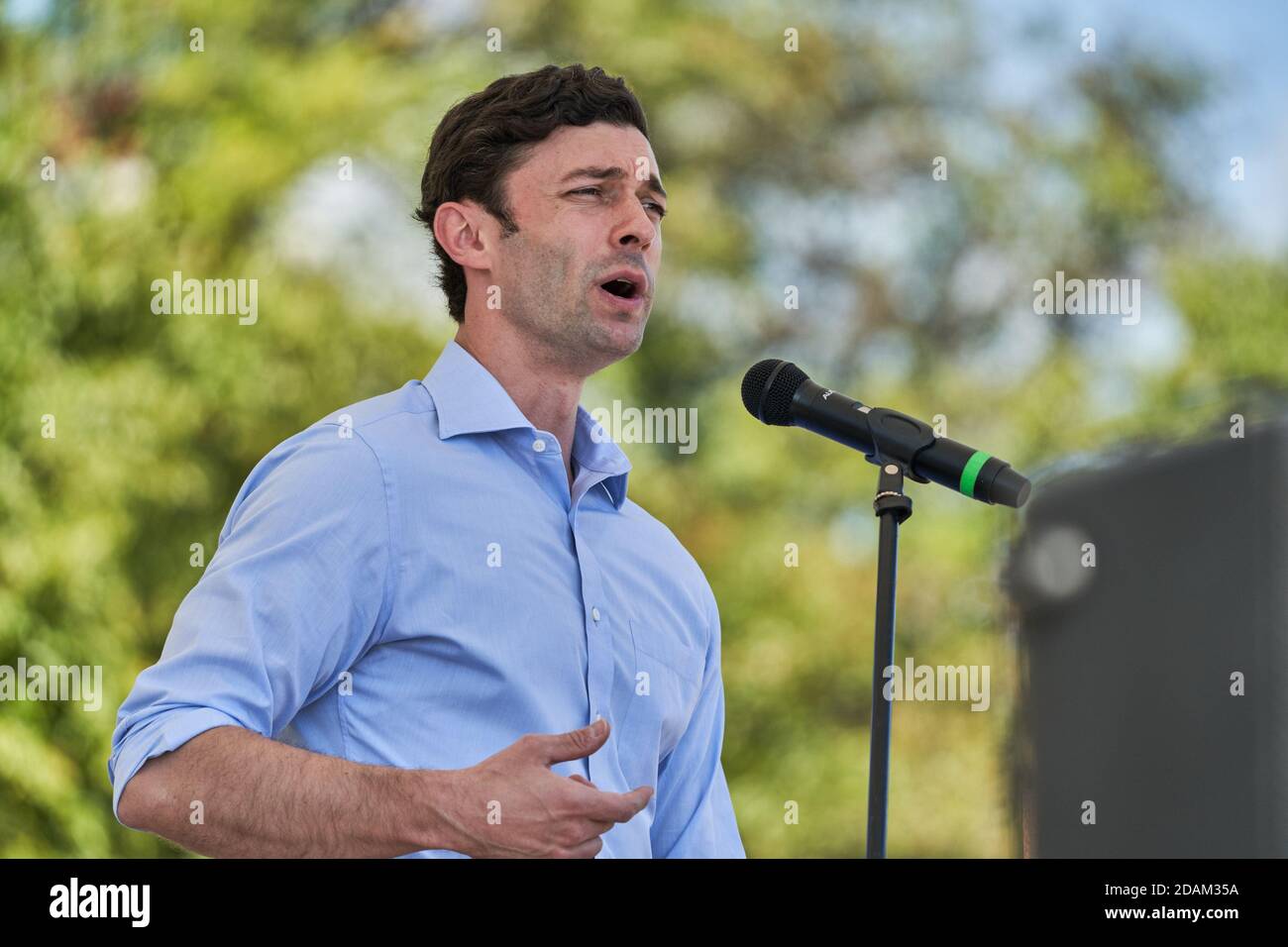Augusta, Stati Uniti. 13 Nov 2020. Il candidato al Senato Jon Ossoff si rivolge a un raduno di drive-in per ottenere il sostegno alle sue elezioni di run-off contro David Perdue il 13 novembre 2020 ad Augusta, Georgia. Credit: Sanjeev Singhal/The News Access Credit: The Photo Access/Alamy Live News Foto Stock