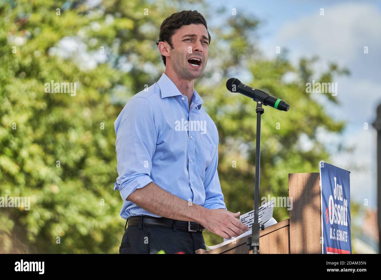 Augusta, Stati Uniti. 13 Nov 2020. Il candidato al Senato Jon Ossoff si rivolge a un raduno di drive-in per ottenere il sostegno alle sue elezioni di run-off contro David Perdue il 13 novembre 2020 ad Augusta, Georgia. Credit: Sanjeev Singhal/The News Access Credit: The Photo Access/Alamy Live News Foto Stock