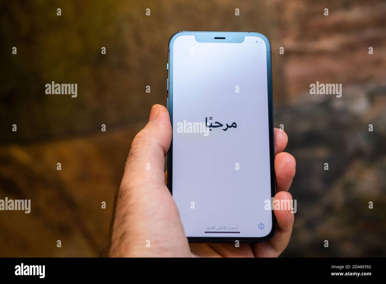 Parigi, Francia - 11 novembre 2020: Script arabo tradotto come Hello sul  display del nuovo modello di smartphone iPhone 12 Pro Max 5G da Apple  computer primo piano del telefono cellulare Pacific