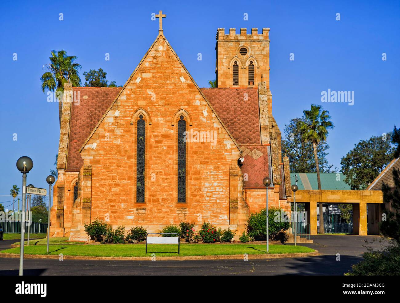 Edificio storico in pietra arenaria della chiesa cattolica nella città australiana di Dubbo. Foto Stock