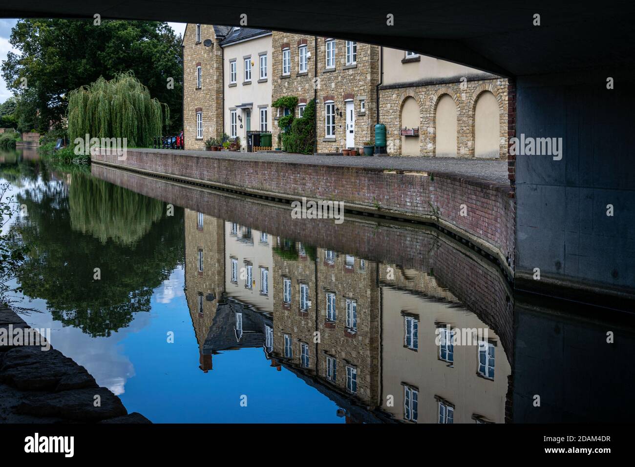 Edifici riflessi sulla Stroudwater Navigation, a Ebley, Stroud, Gloucestershire, Inghilterra Foto Stock