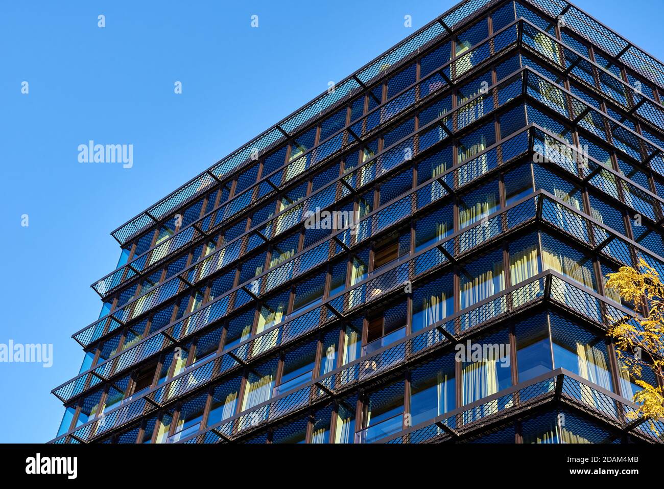 Guardando verso l'alto le finestre del 1 Hotel Brooklyn Bridge, che riflettono il cielo blu in un giorno d'autunno senza nuvole. Foto Stock