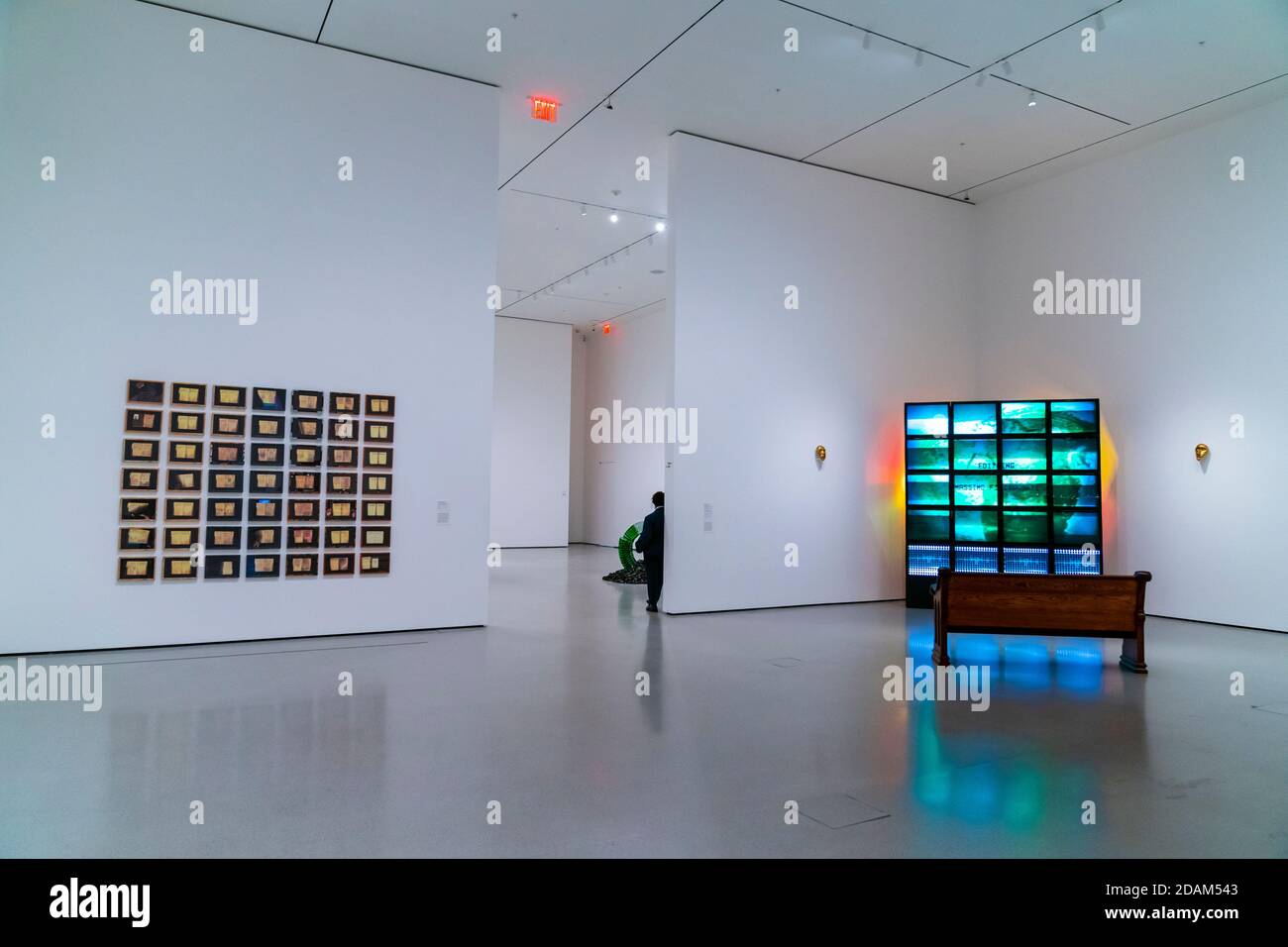 New York, NY - 13 novembre 2020: Guardia di sicurezza vista in una delle gallerie dei MoMA durante la prima mostra autunnale Foto Stock