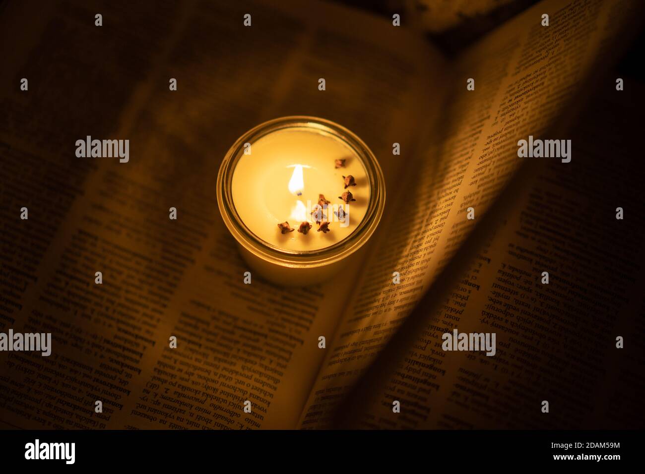 Soy candele luci vecchio libro nella biblioteca Foto Stock
