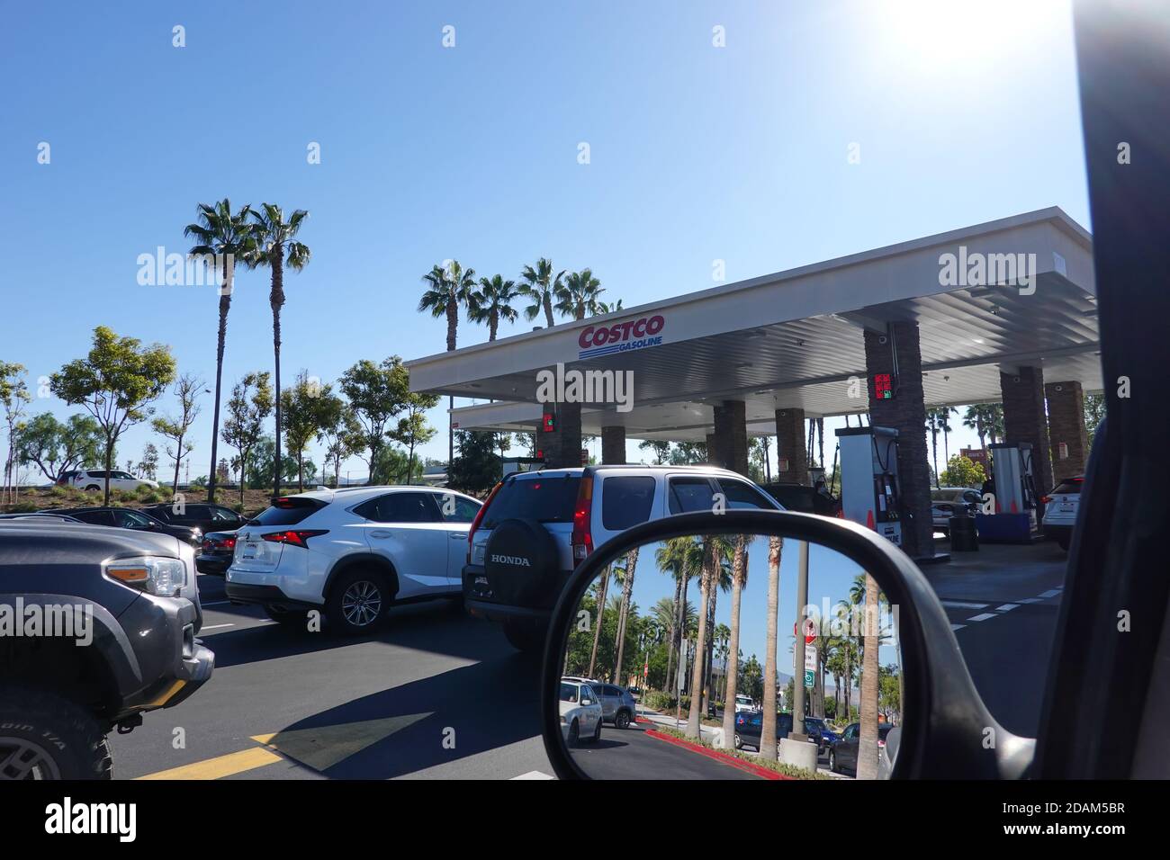 Automobili che si allineano alle pompe di una stazione di benzina costco nella contea di Orang, California, Stati Uniti Foto Stock