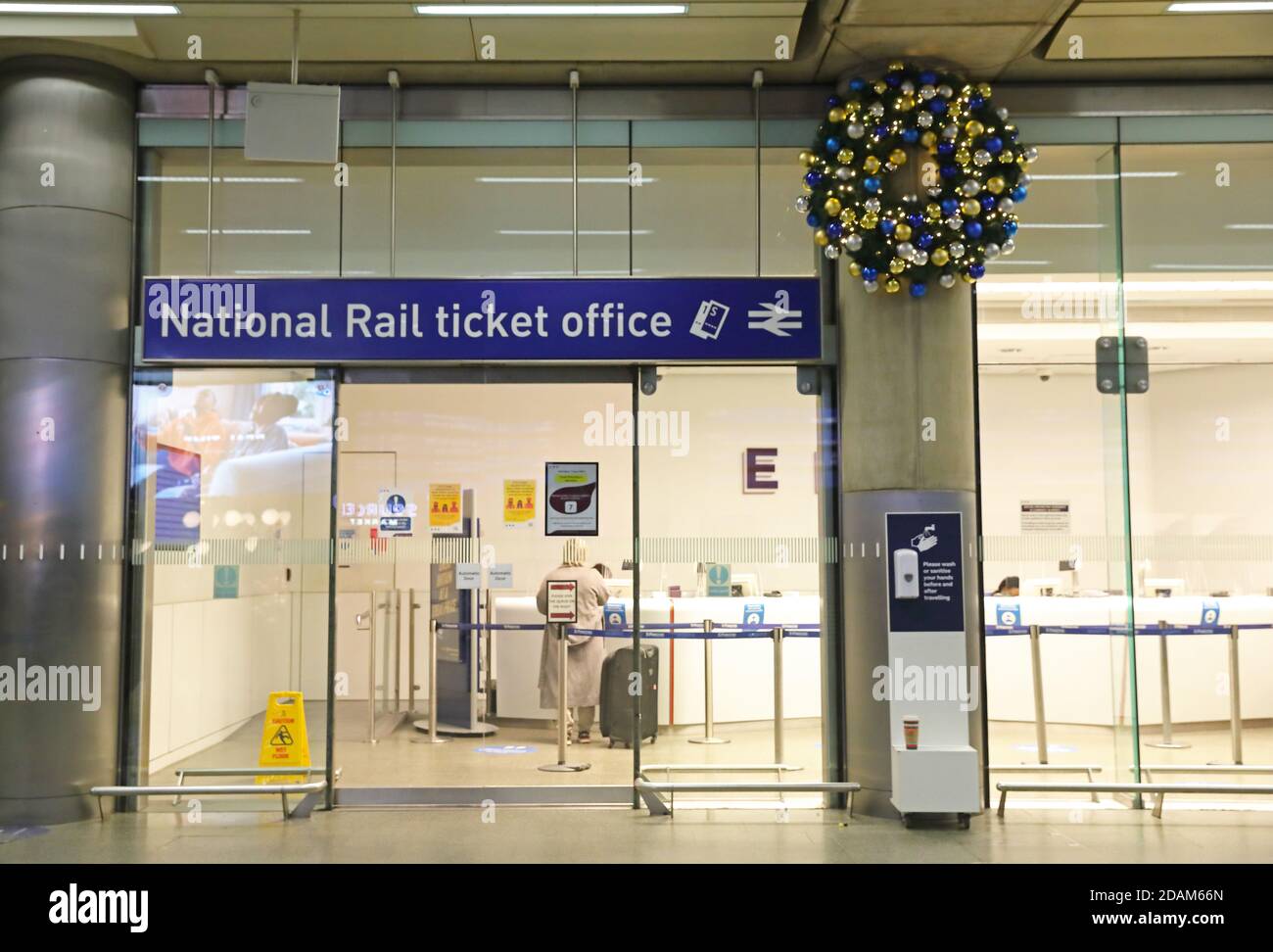 Una biglietteria Deserted Network Rail alla stazione di St Pancras durante il secondo blocco nazionale del coronavirus, novembre 2020, Londra, Regno Unito Foto Stock
