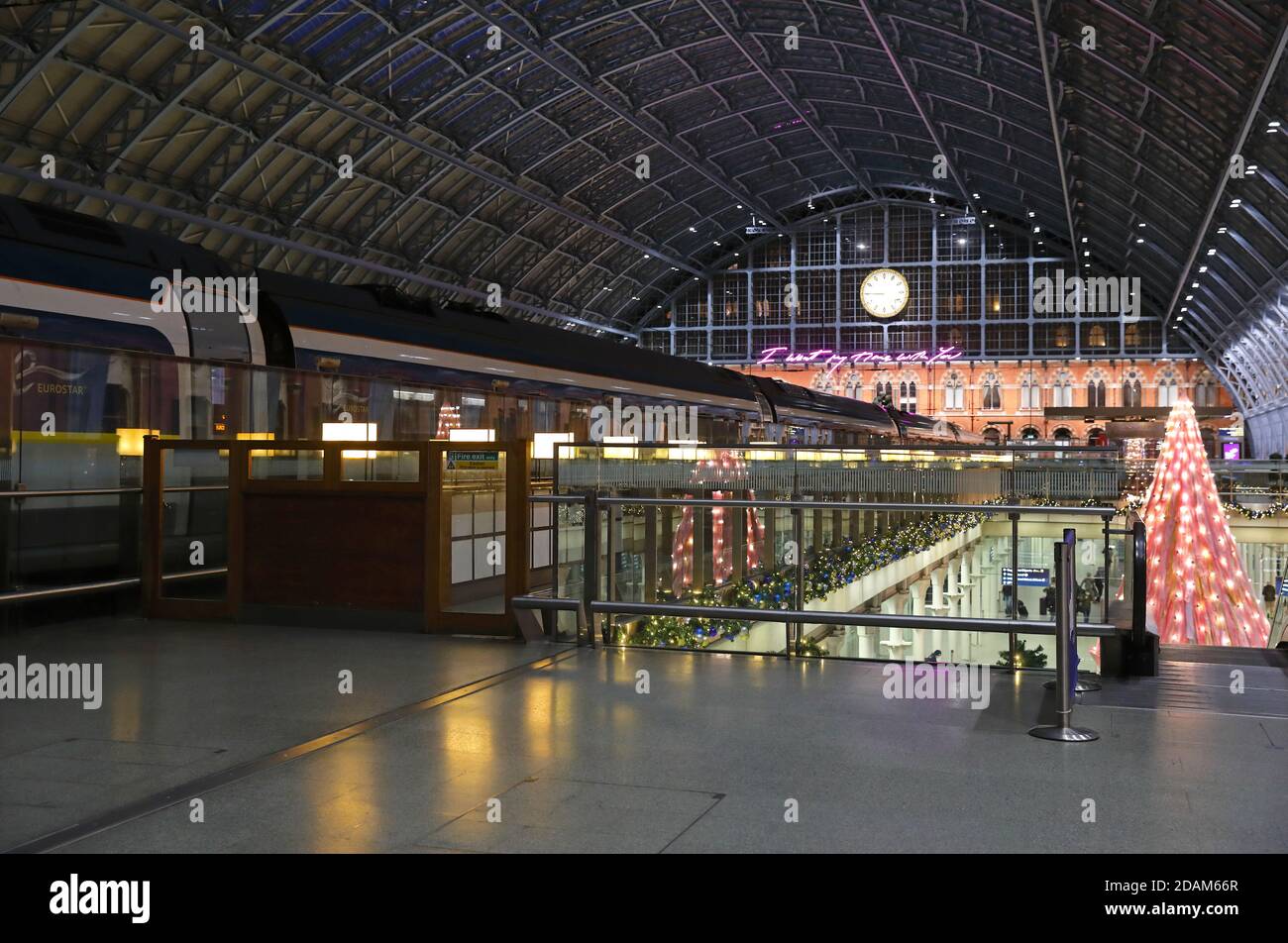 E,L&N Wonderland albero di Natale in una stazione deserta di St pancras durante la seconda chiusura nazionale del coronavirus, novembre 2020, Londra, Regno Unito Foto Stock