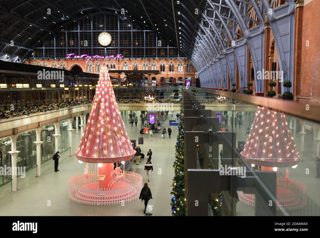 E,L&N Wonderland albero di Natale in una stazione deserta di St pancras durante la seconda chiusura nazionale del coronavirus, novembre 2020, Londra, Regno Unito Foto Stock