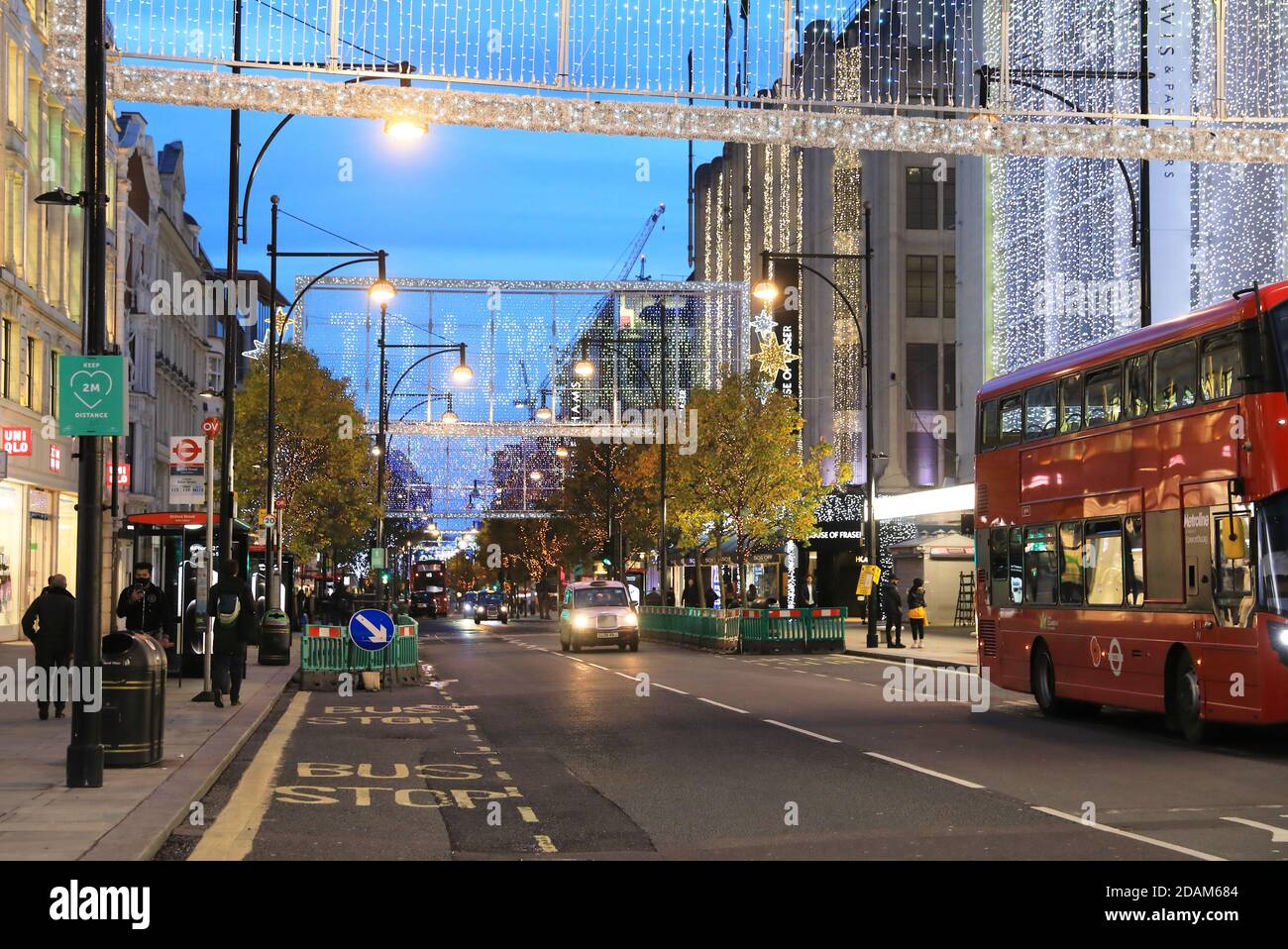 Cartelli di allontanamento sociale e negozi chiusi su Oxford Street in corsa fino a Natale, nel secondo blocco nazionale in Inghilterra, Regno Unito Foto Stock