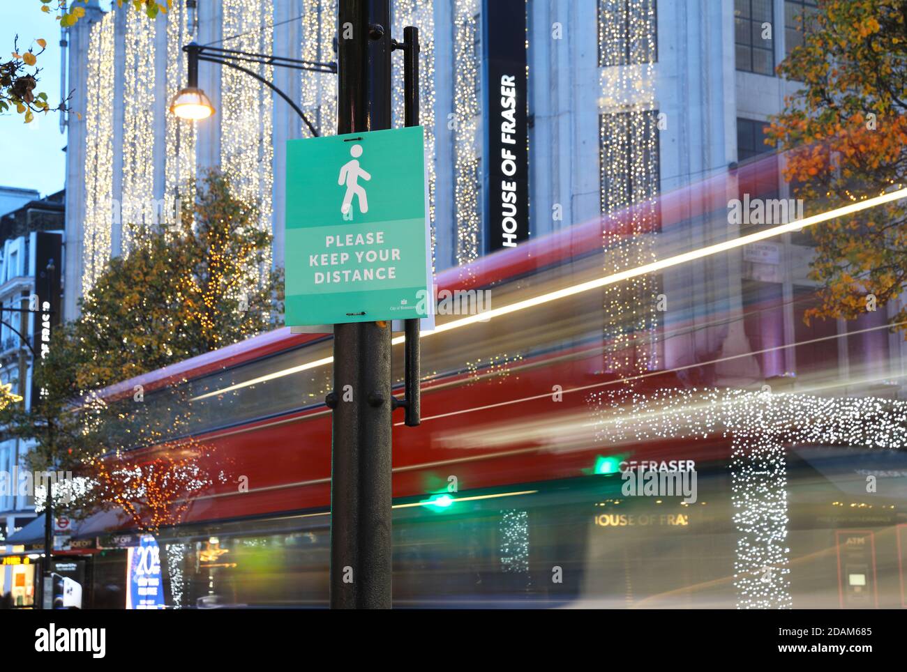 Cartelli di allontanamento sociale e negozi chiusi su Oxford Street in corsa fino a Natale, nel secondo blocco nazionale in Inghilterra, Regno Unito Foto Stock