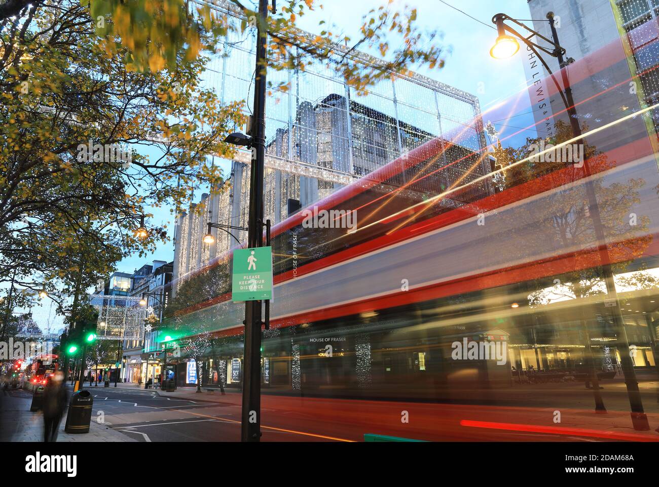 Cartelli di allontanamento sociale e negozi chiusi su Oxford Street in corsa fino a Natale, nel secondo blocco nazionale in Inghilterra, Regno Unito Foto Stock