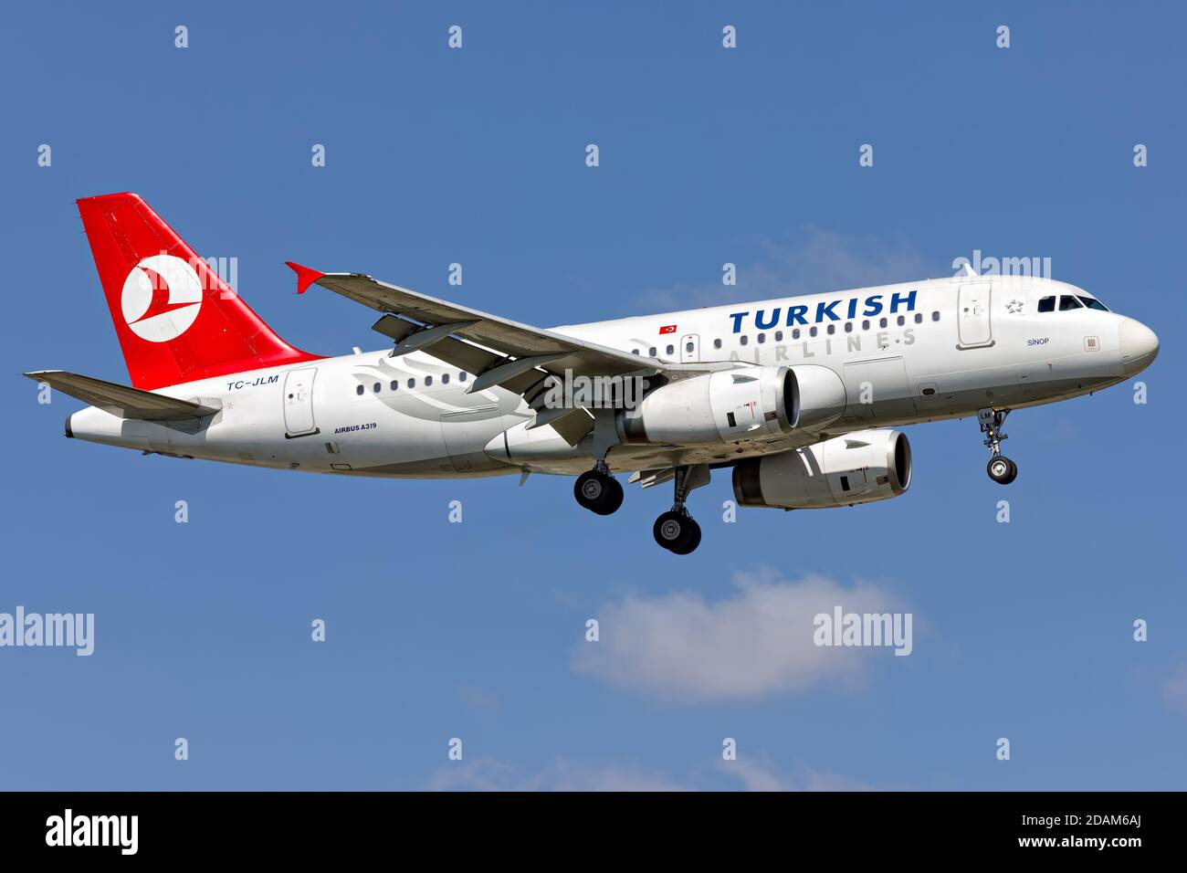 İstanbul, TURCHIA - 05 giugno 2015: Gli aerei della Turkish Airlines erano la maggior parte del traffico aereo all'aeroporto di Ataturk prima della chiusura. Foto Stock