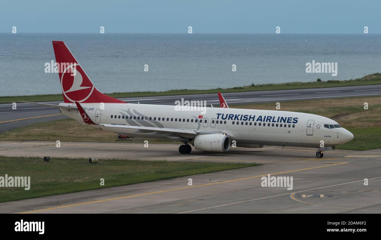 TRABZON, TURCHIA - 08 LUGLIO 2016: Il jet della Turkish Airlines decollo dall'aeroporto di Trabzon in un tempo ventoso. Foto Stock