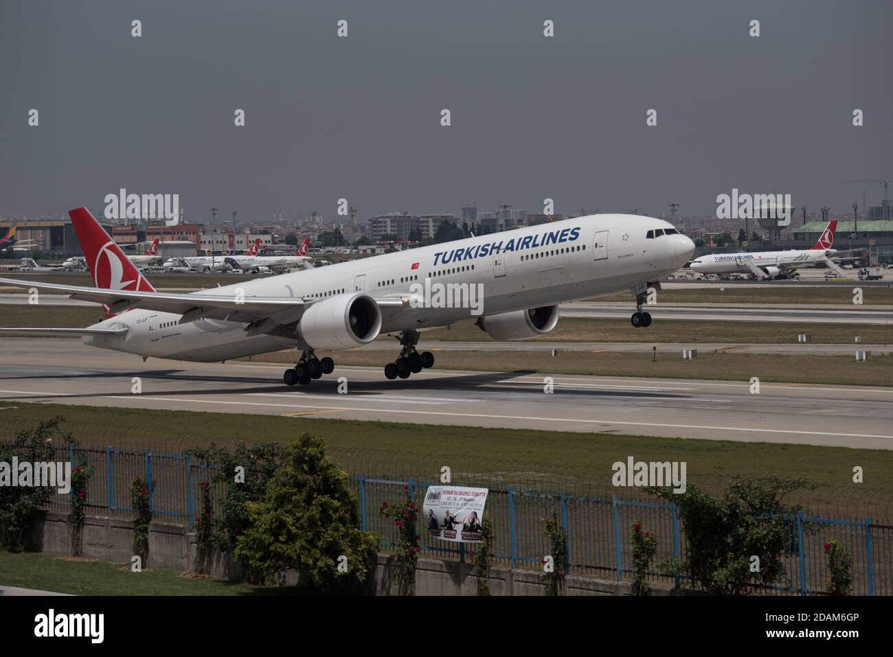 Istanbul, Turchia - 09 giugno 2018: Un jet della Turkish Airlines sta decolando dall'aeroporto internazionale Ataturk di Istanbul. L'aeroporto di Atatürk verrà chiuso Foto Stock