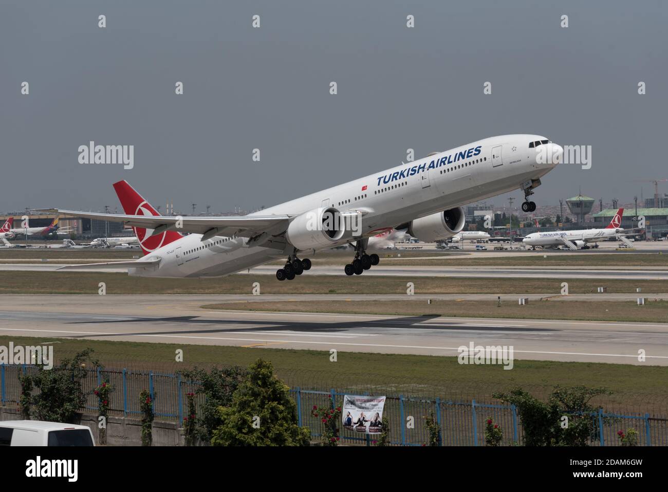 Istanbul, Turchia - 09 giugno 2018: Un jet della Turkish Airlines sta decolando dall'aeroporto internazionale Ataturk di Istanbul. L'aeroporto di Atatürk verrà chiuso Foto Stock