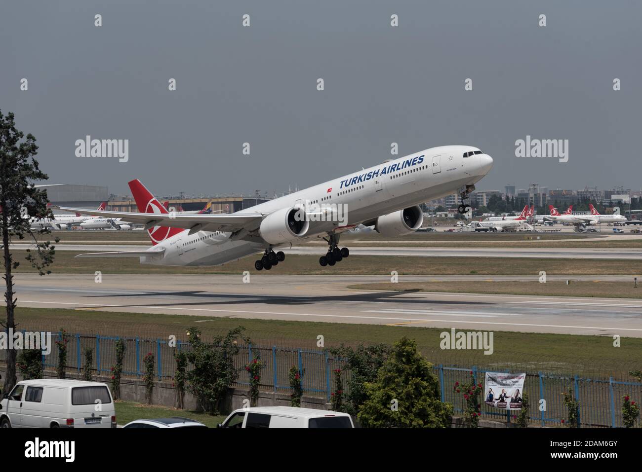 Istanbul, Turchia - 09 giugno 2018: Un jet della Turkish Airlines sta decolando dall'aeroporto internazionale Ataturk di Istanbul. L'aeroporto di Atatürk verrà chiuso Foto Stock