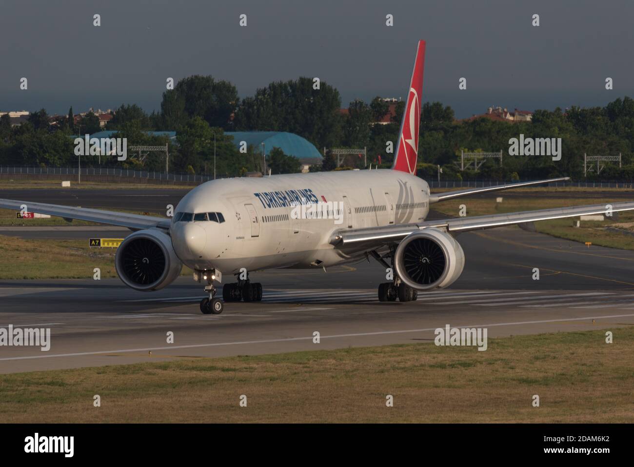 Istanbul, Turchia - 09 giugno 2018: Un jet della Turkish Airlines sta decolando dall'aeroporto internazionale Ataturk di Istanbul. L'aeroporto di Atatürk verrà chiuso Foto Stock