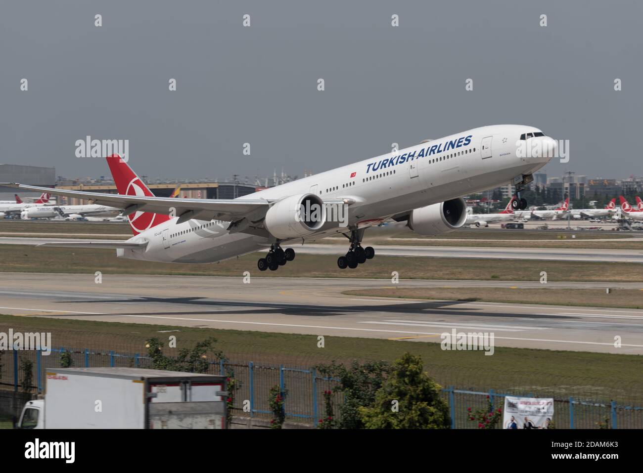 Istanbul, Turchia - 09 giugno 2018: Un jet della Turkish Airlines sta decolando dall'aeroporto internazionale Ataturk di Istanbul. L'aeroporto di Atatürk verrà chiuso Foto Stock