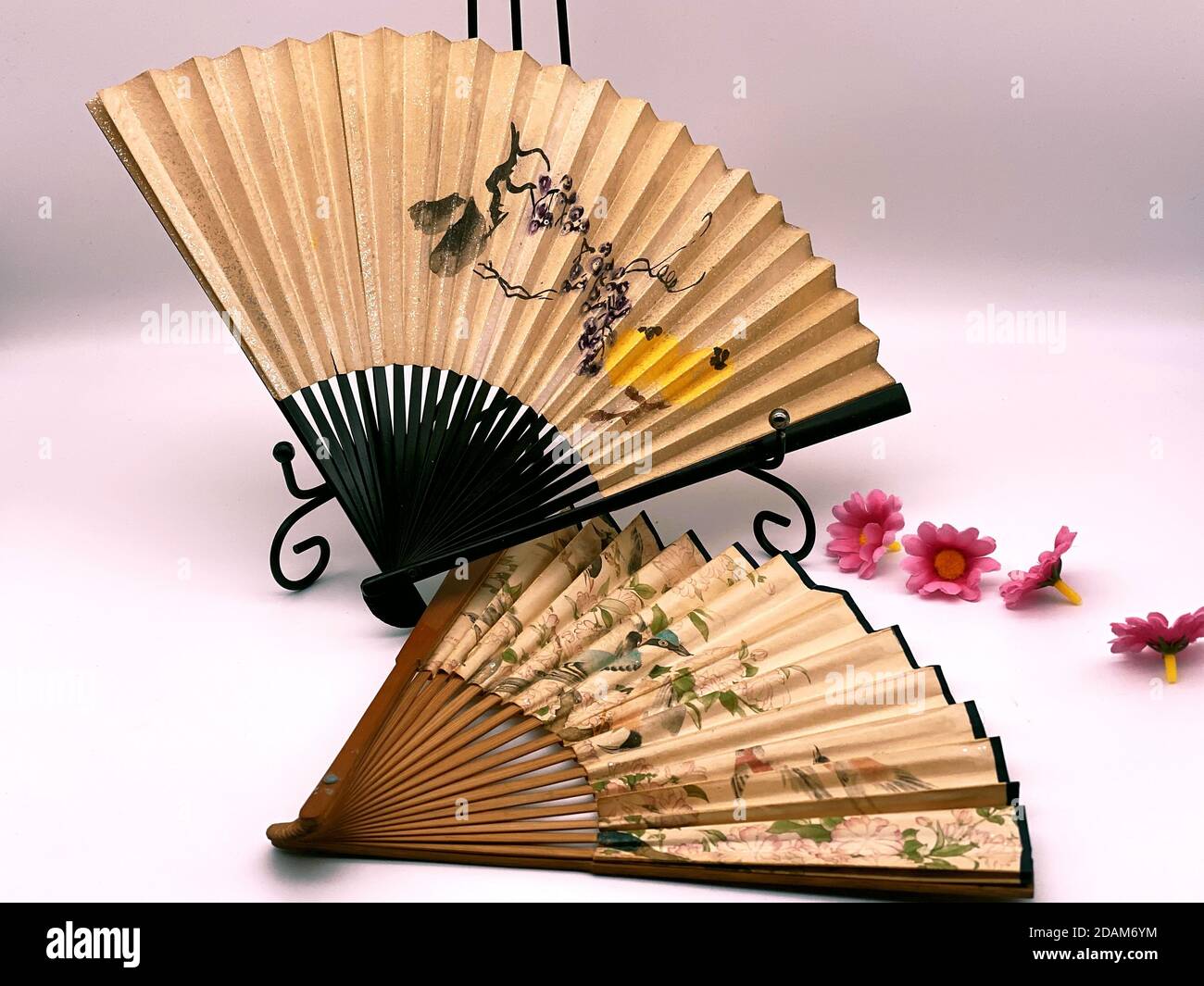 Primo piano di vecchi ventilatori cinesi decorati isolati su un grigio  sfondo Foto stock - Alamy