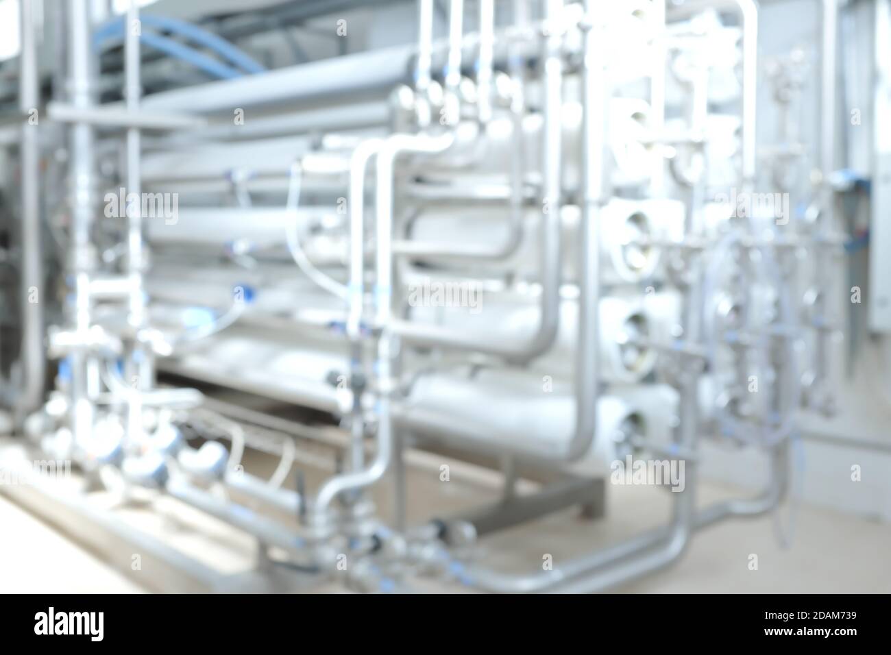 Tubi e tubi ad osmosi inversa sfocati o sfocati per un trattamento dell'acqua di fondo industriale di purificazione. Foto Stock