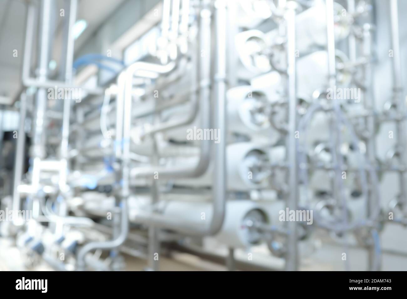 Tubi e tubi ad osmosi inversa sfocati o sfocati per un trattamento dell'acqua di fondo industriale di purificazione. Foto Stock