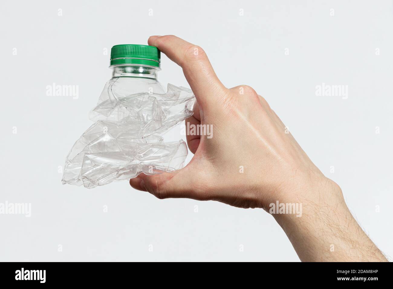 Mano che tiene una bottiglia di plastica immagini e fotografie stock ad  alta risoluzione - Alamy