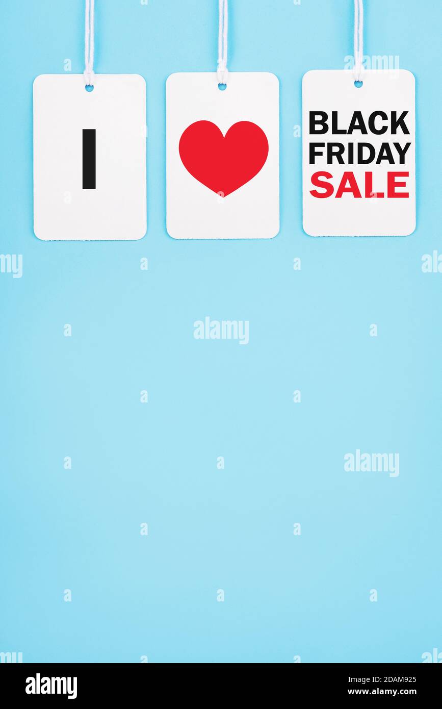 Black friday.sale tag con testo e la corda appesa Sfondo blu.concetto di shopping Foto Stock