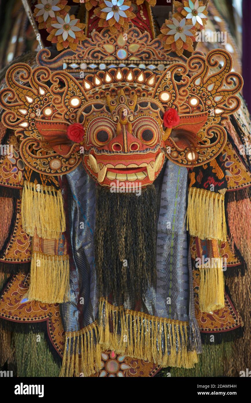 Maschera balinese di Barong nel terreno di un tempio indù, nel centro di Bali, Indonesia. Danza locale balinese, che predica influenze indù Foto Stock