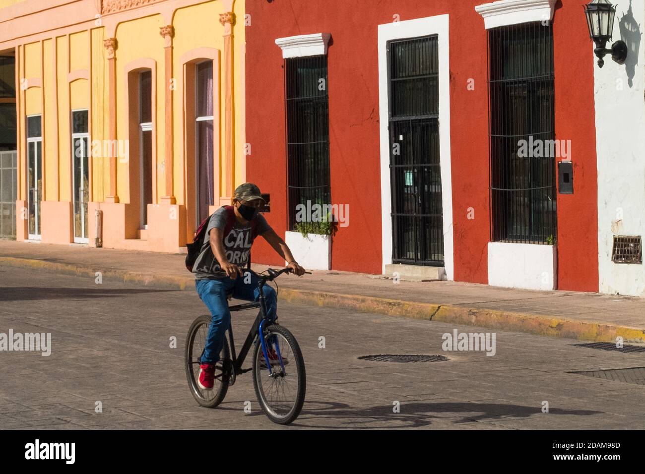 Ciclista con maschera facciale durante Covid-19 Pandemic, Merida, Messico Foto Stock