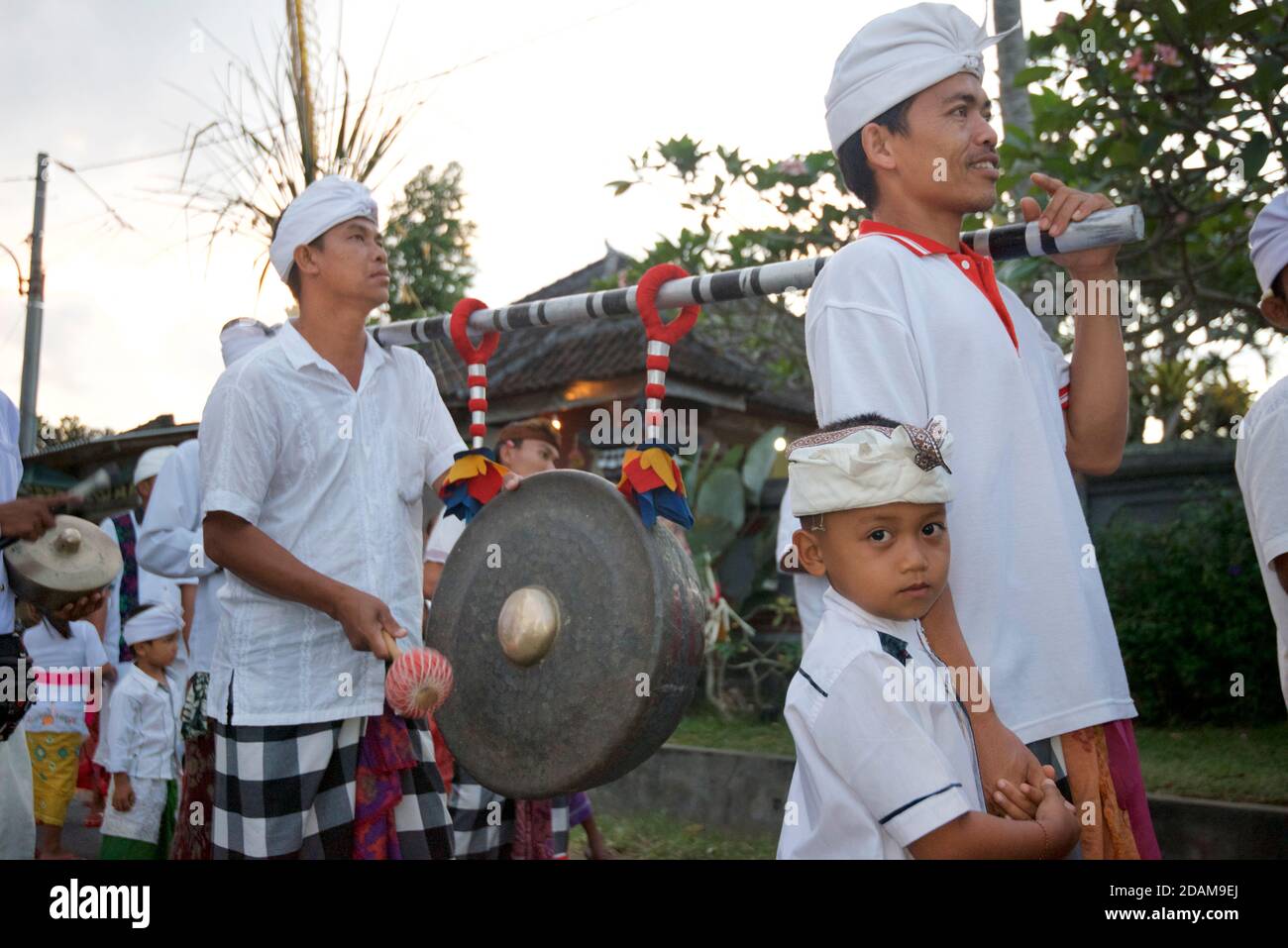 Processione dei tempiari balinesi in tradizionale abbigliamento festivo con un gong durante Galungan, vicino a Ubud, Bali, Indonesia Foto Stock