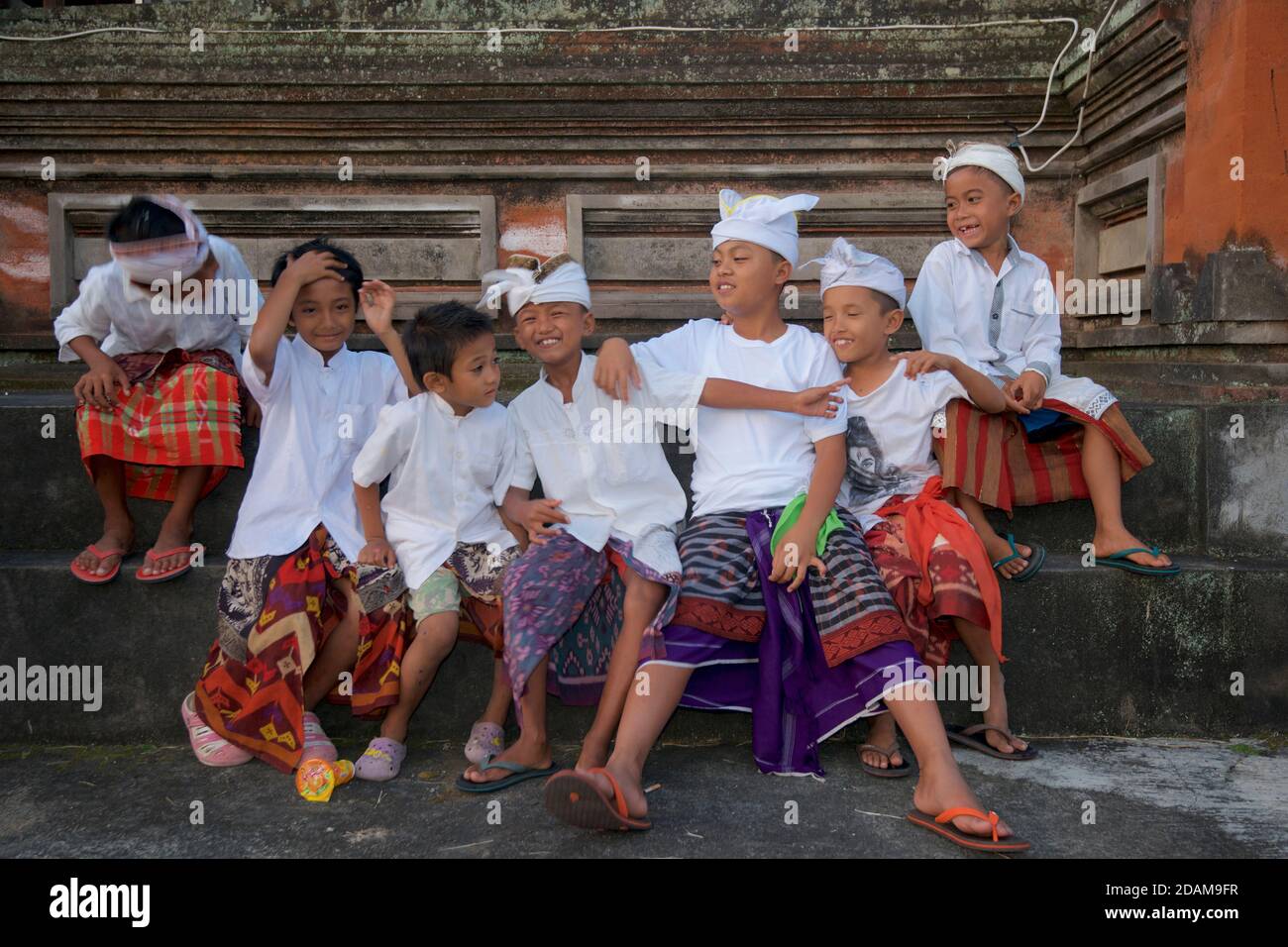 Bambini balinesi. Gruppo di amici in abbigliamento tradizionale cerimoniale, vicino a Ubud, Bali, Indonesia Foto Stock