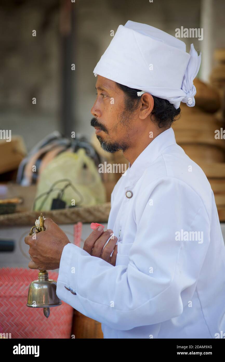 Sacerdote indù balinese al complesso del tempio Gunung Kawi, Tampaksiring, Bali, Indonesia Foto Stock