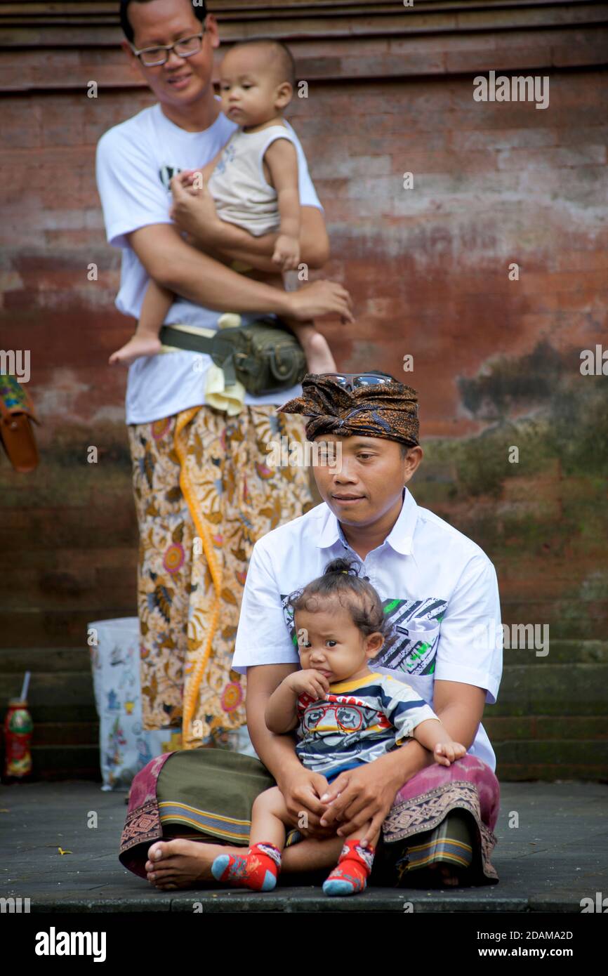 Famiglia balinese rilassante al tempio Tirta Empowerl, Bali, Indonesia Foto Stock