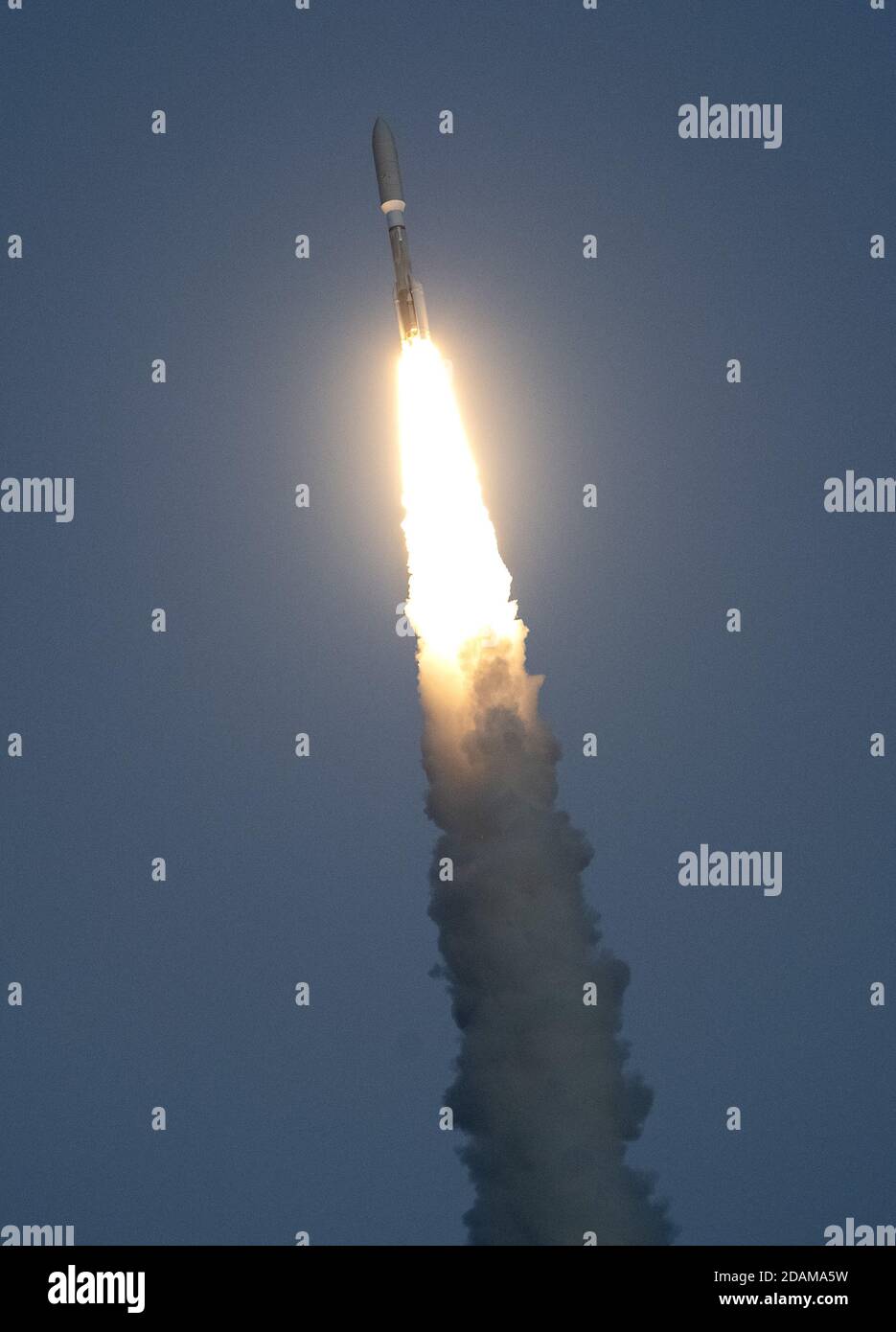 Cape Canaveral Air Force Station, Florida, USA. 13 novembre 2020. United Launch Alliance (ULA) Atlas V lancia il razzo dal complesso 41 presso la Cape Canaveral Air Force Station, Florida, venerdì 13 novembre 2020. A bordo è presente un payload classificato, chiamato NROL-101, per l'US National Reconnaissance Office. Photo by Pat Benic/UPI Credit: UPI/Alamy Live News Credit: UPI/Alamy Live News Foto Stock