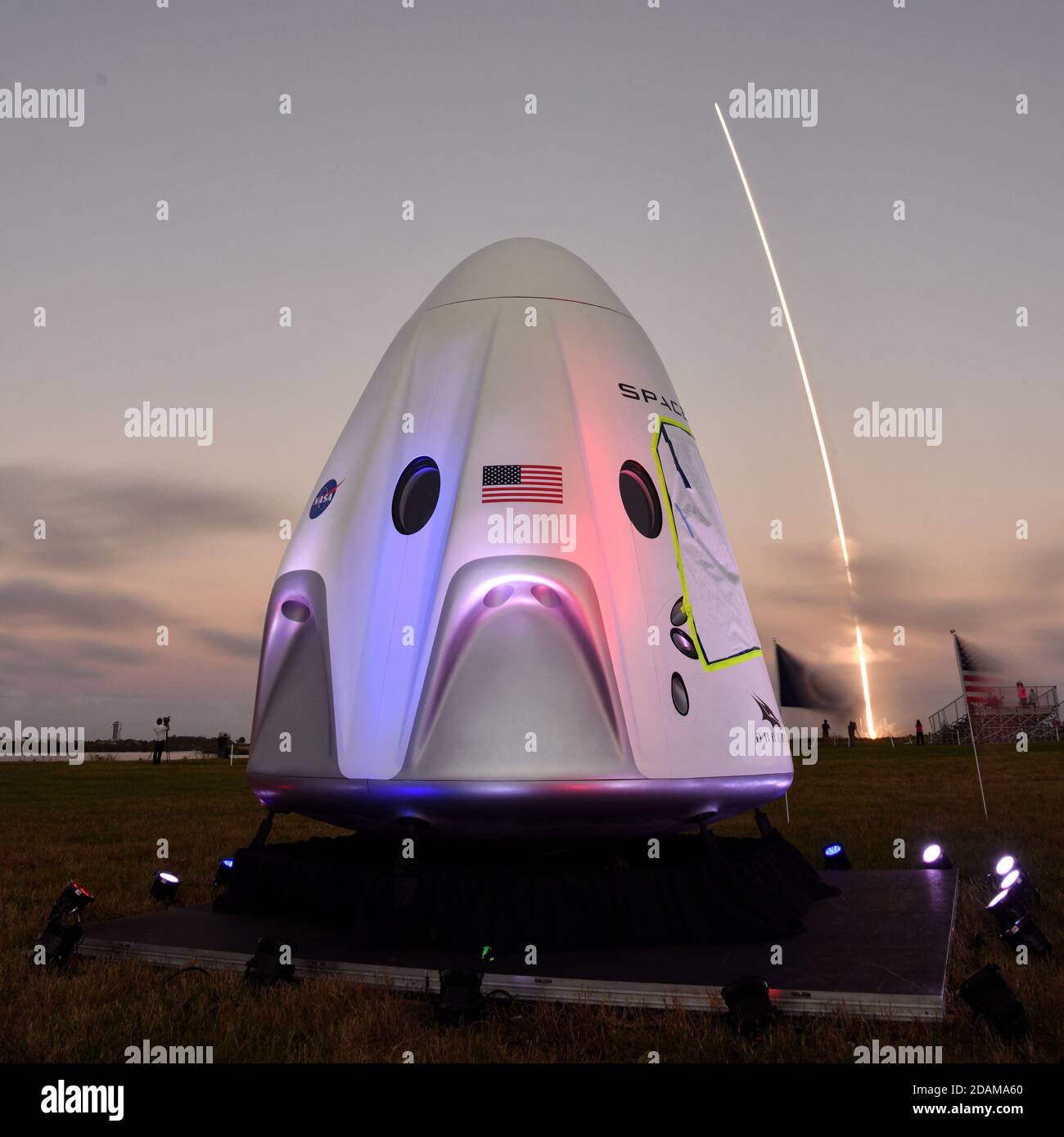 Cape Canaveral Air Force Station, Florida, USA. 13 novembre 2020. Un'esposizione temporizzata di un razzo Atlas V della United Launch Alliance (ULA) che viene lanciato alle 17:32 dal complesso 41 presso la Cape Canaveral Air Force Station, Florida, venerdì 13 novembre 2020. A bordo è presente un payload classificato, chiamato NROL-101, per l'US National Reconnaissance Office. In primo piano c'è un mock-up della navicella spaziale Crew Dragon ora in programma per il lancio il 15. Photo by Joe Marino/UPI Credit: UPI/Alamy Live News Credit: UPI/Alamy Live News Foto Stock