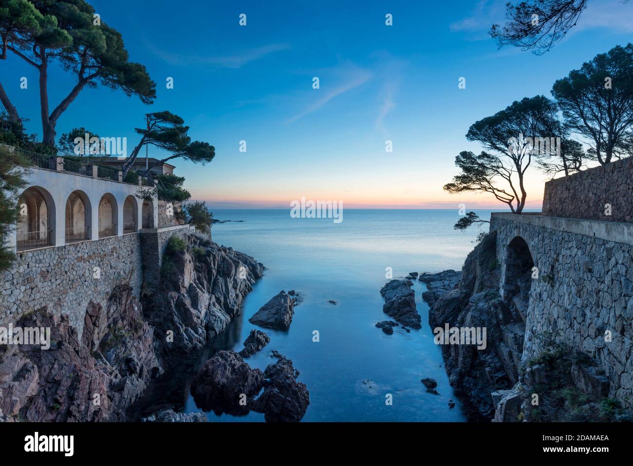 VILLA SENYA BLANCA (©RAFAEL MASO 1923) CAMINO DE RONDA S’AGARO CASTELL-PLATA D’ARO COSTA BRAVA CATALOGNA SPAGNA Foto Stock