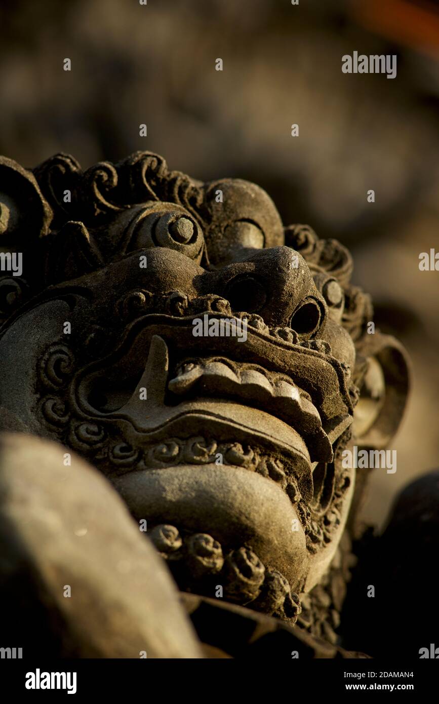 Rakasa - mitico demone-guardiano indù con denti lunghi all'ingresso del tempio, Tanah Lot, Bali, Indonesia. Foto Stock