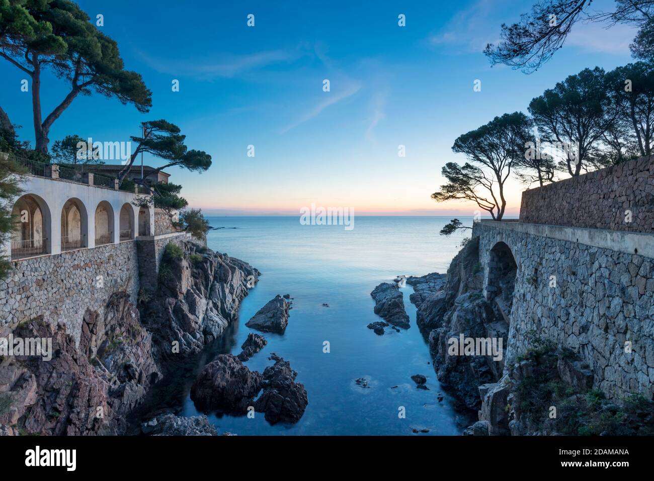 VILLA SENYA BLANCA (©RAFAEL MASO 1923) CAMINO DE RONDA S’AGARO CASTELL-PLATA D’ARO COSTA BRAVA CATALOGNA SPAGNA Foto Stock