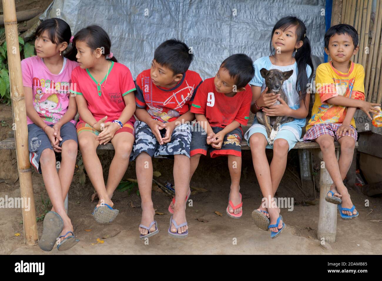Gruppo di bambini indonesiani in un rifugio a bordo strada. Bali, Indonesia Foto Stock
