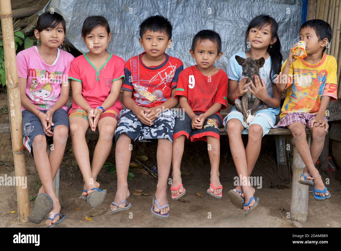 Gruppo di bambini indonesiani in un rifugio a bordo strada. Bali, Indonesia Foto Stock