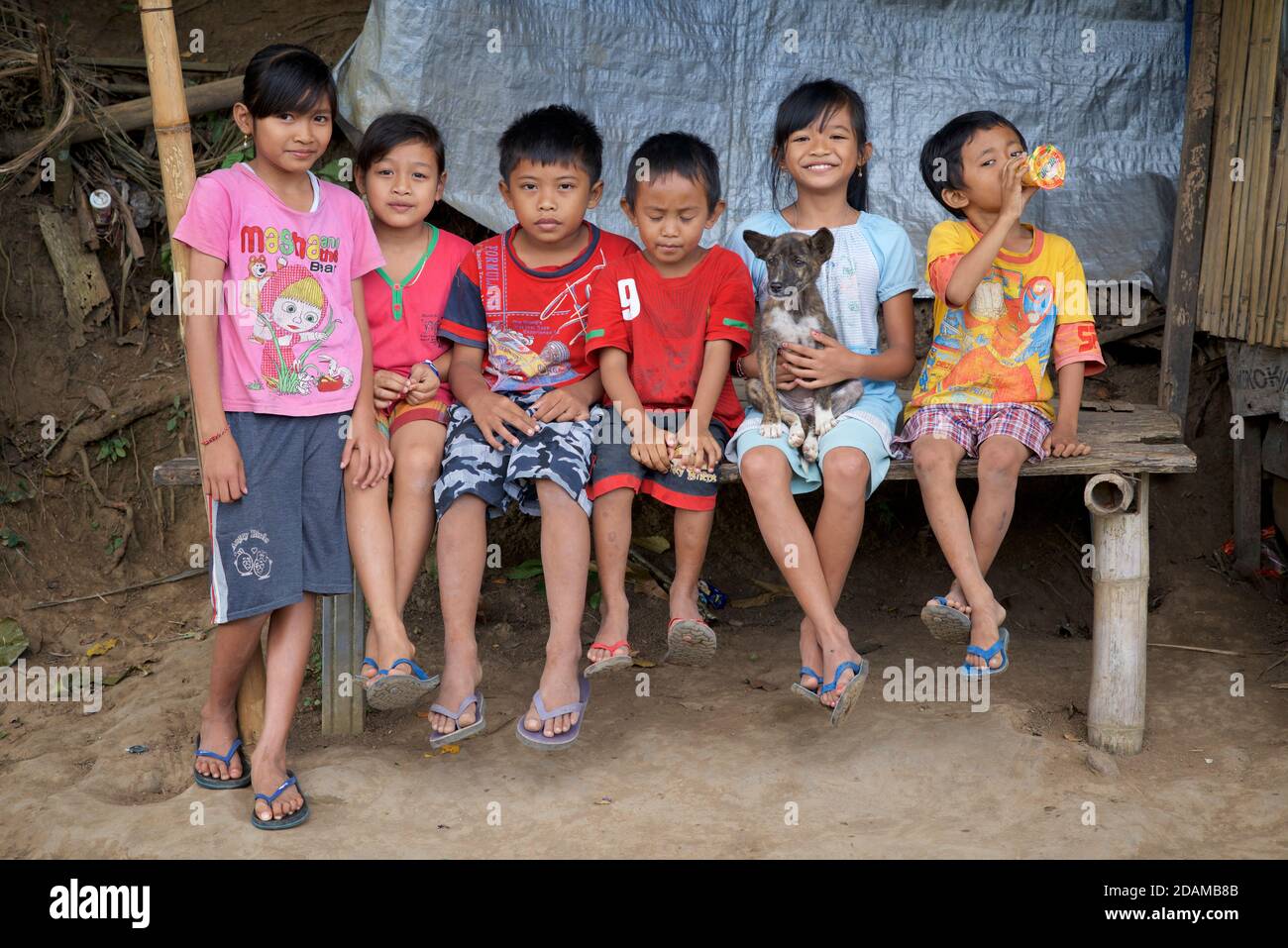 Gruppo di bambini indonesiani in un rifugio a bordo strada. Bali, Indonesia Foto Stock