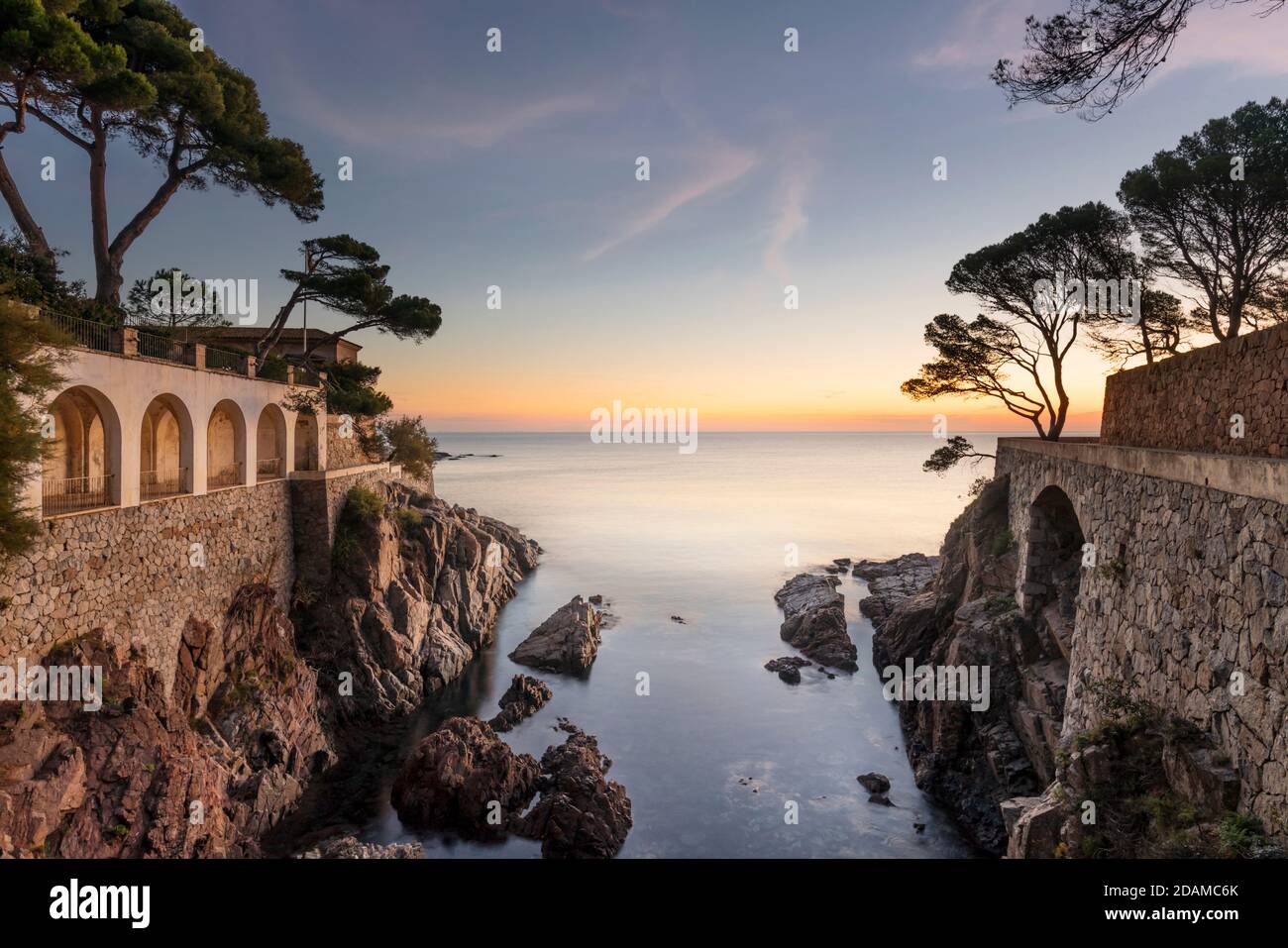 VILLA SENYA BLANCA (©RAFAEL MASO 1923) CAMINO DE RONDA S’AGARO CASTELL-PLATA D’ARO COSTA BRAVA CATALOGNA SPAGNA Foto Stock