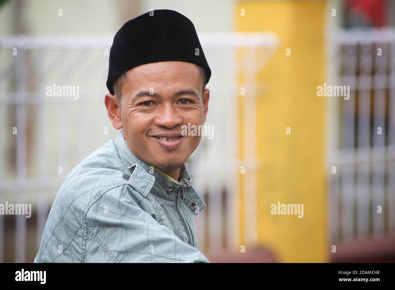 Uomo indonesiano con caratteristico cappello di tipo songkok. Il songkok o peci o kopiah è un cappuccio ampiamente indossato in se Asia tra gli uomini musulmani. Pringgasela, Lombok, Indonesia. Sasak. Foto Stock