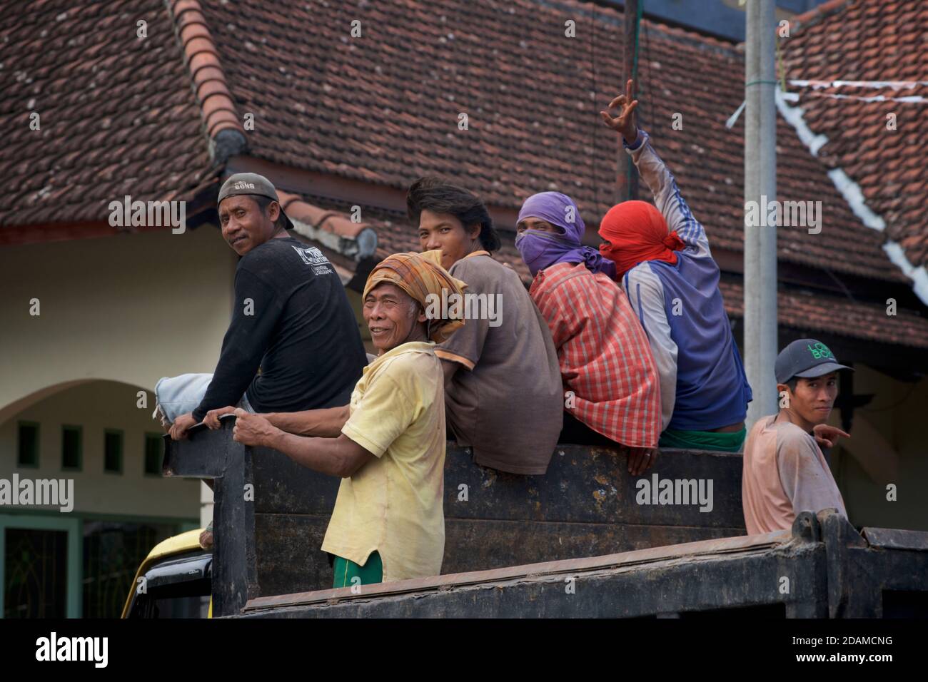 Uomini indonesiani che viaggiano sulla cima di un camion, Pringgasela, Lombok, Indonesia Foto Stock
