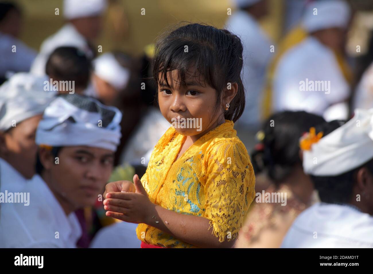 Ragazza balinese in abito tradizionale al tempio Sakenan per Galungan. Pregare. Bali, Indonesia. Foto Stock